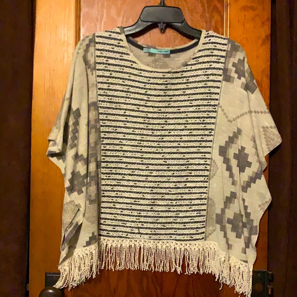 Like new, short-sleeve Aztec sweater w/fringe.